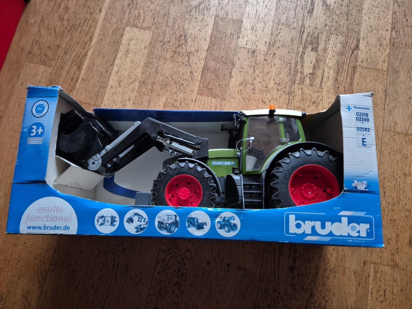 Bruder 03041 Fendt 936 Vario Tractor with Frontloader 1:16 scale toy farm Toys